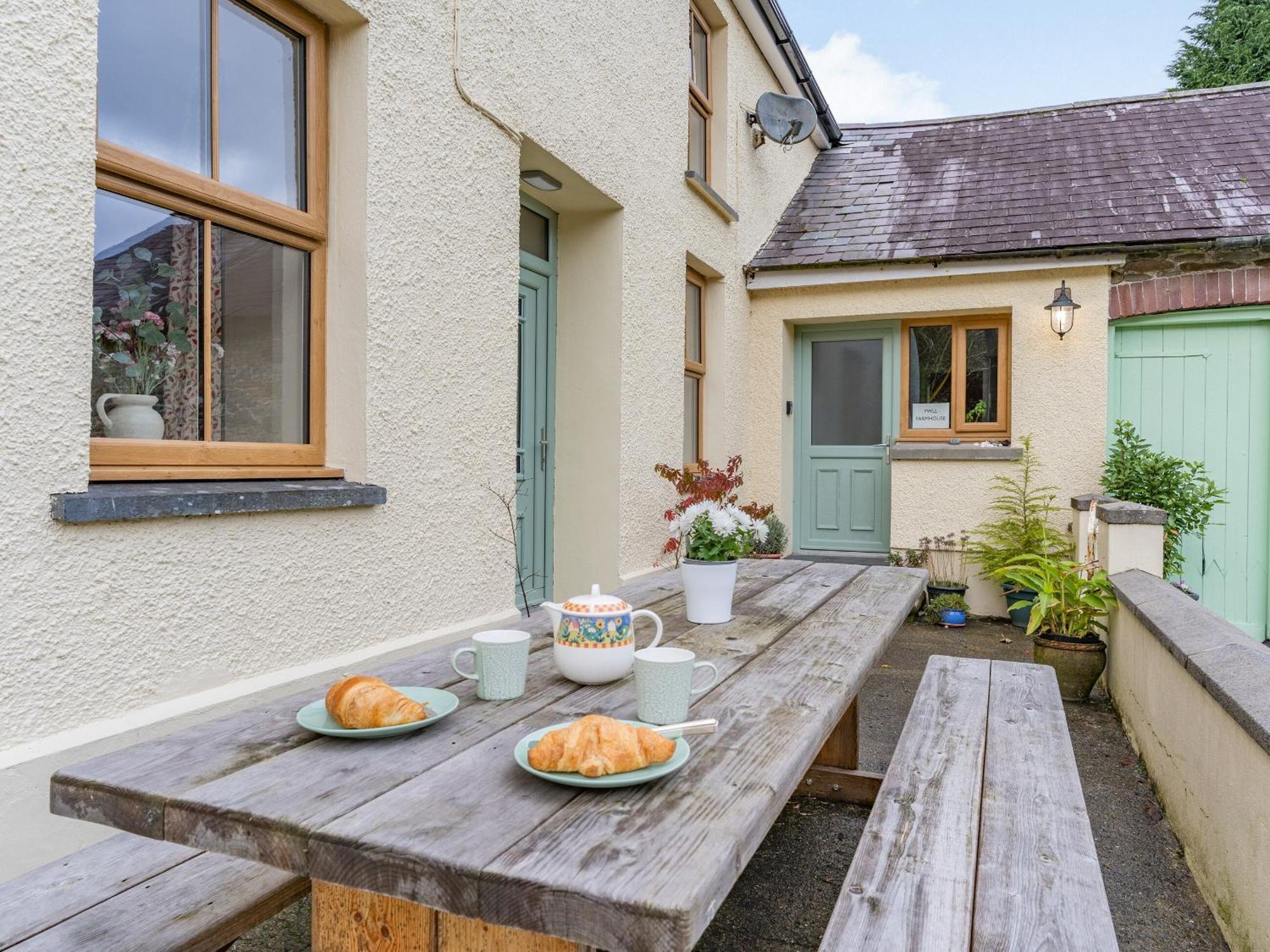 Pwll Farmhouse Llanllawdog Exterior foto